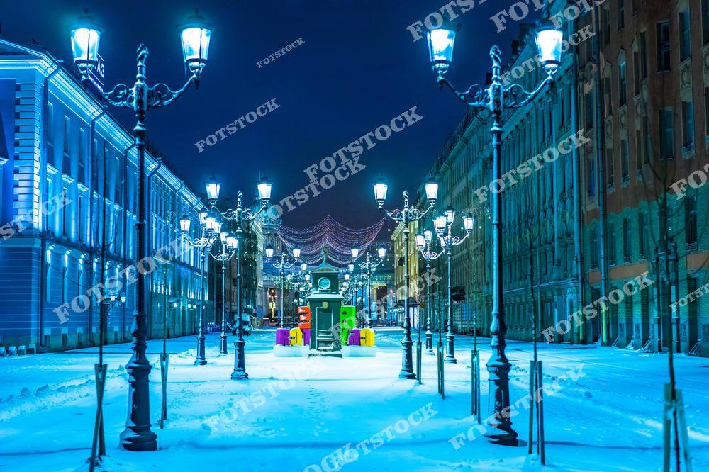 Атмосферный зимний вид на Санкт-Петербург во время новогодних праздников. Заснеженные улицы, праздничная иллюминация, музеи и историческая архитектура северной столицы России создают сказочный городской пейзаж. Огни вечернего города, украшенные фасады зданий и зимняя атмосфера подчёркивают красоту Петербурга в холодное время года. Фотография идеально подходит для публикаций о зимних путешествиях по России, новогоднем Петербурге, архитектуре Санкт-Петербурга, музеях и праздничной городской атмосфере.